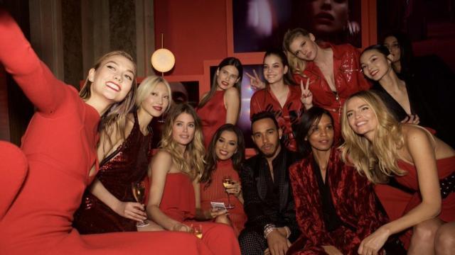 Lewis Hamilton junto a las modelos de Victorias Secret.