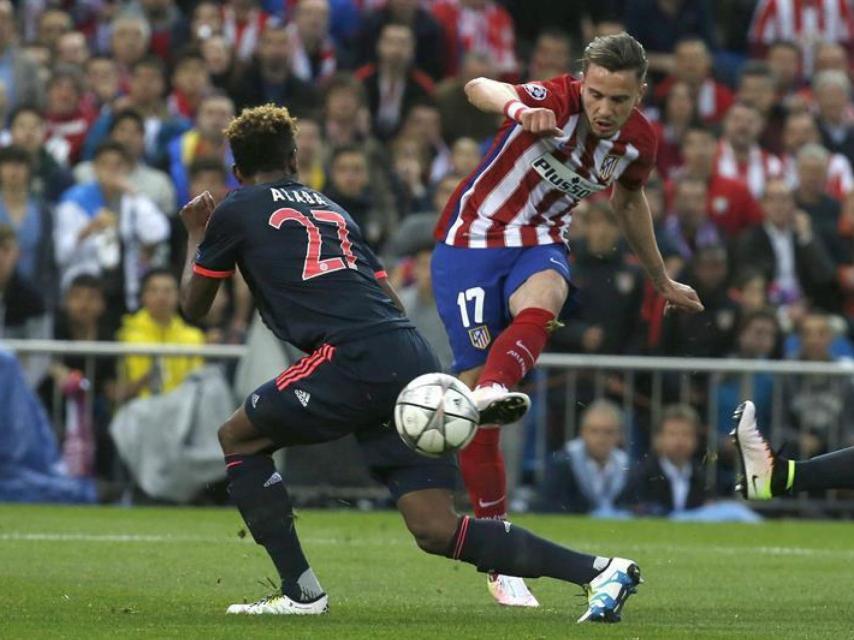 Saúl le pega a la pelota delante de David Alaba en Champions.