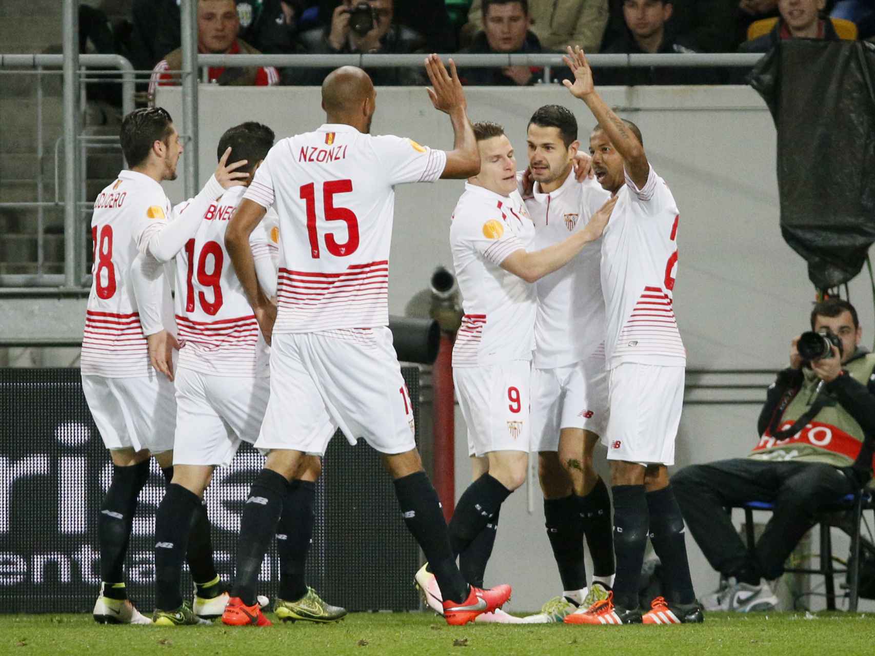 El Sevilla celebra el segundo gol.