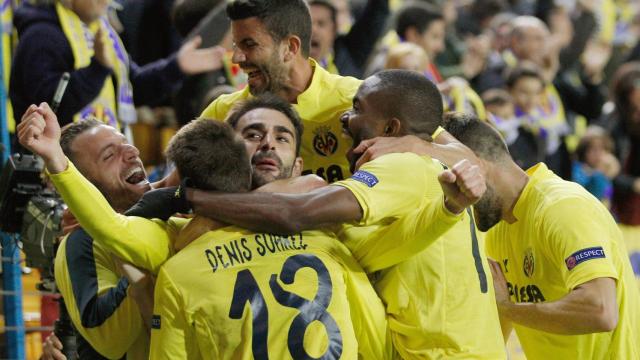 Los jugadores del Villarreal celebran el tanto de Adrián.