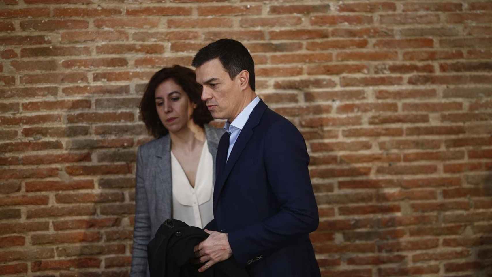 Irene Lozano, secretaria de Estado de España Global, junto a Pedro Sánchez, presidente del Gobierno.