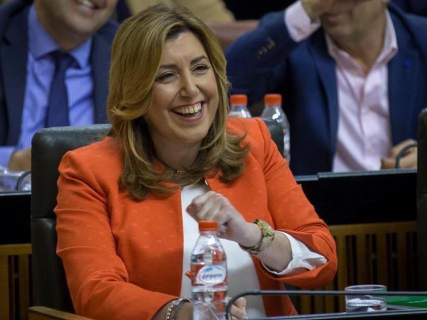 Susana Díaz sonríe desde su escaño en el parlamento andaluz en una imagen tomada este jueves