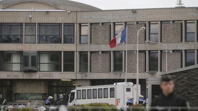 Un gendarme vigila la entrada a la cárcel durante la llegada de Abdeslam.