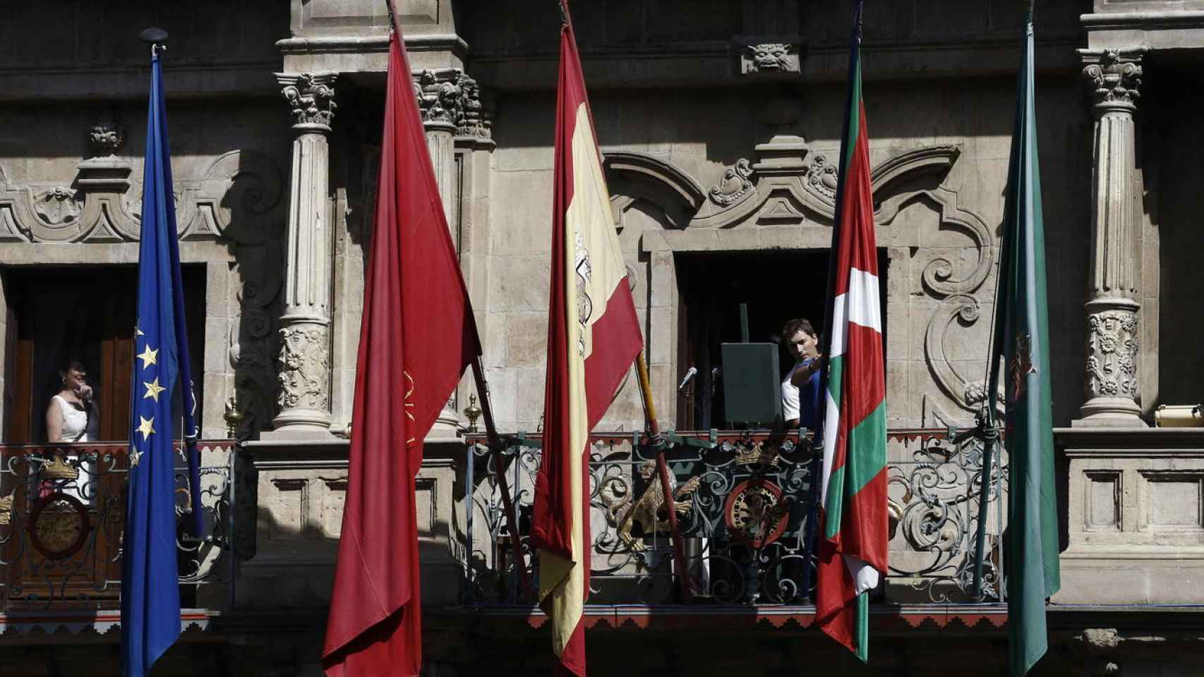 Banderas en el Ayuntamiento de Pamplona.