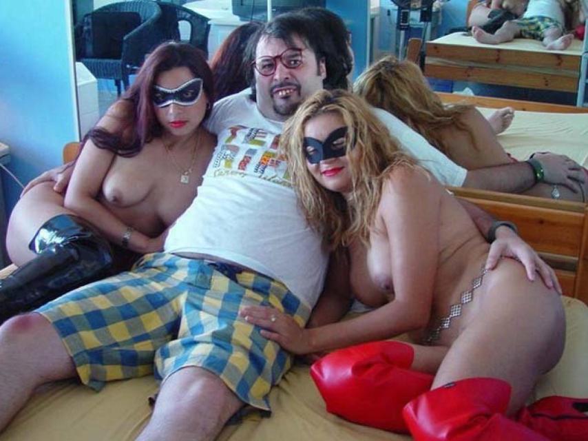 Torbe, caracterizado como Remigio, junto a dos actrices porno.