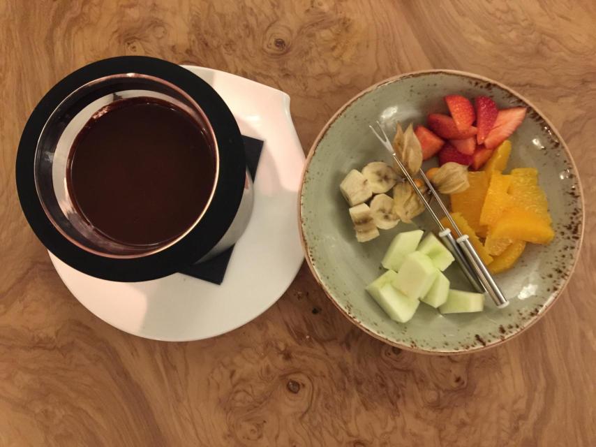 La fondue de chocolate negro.