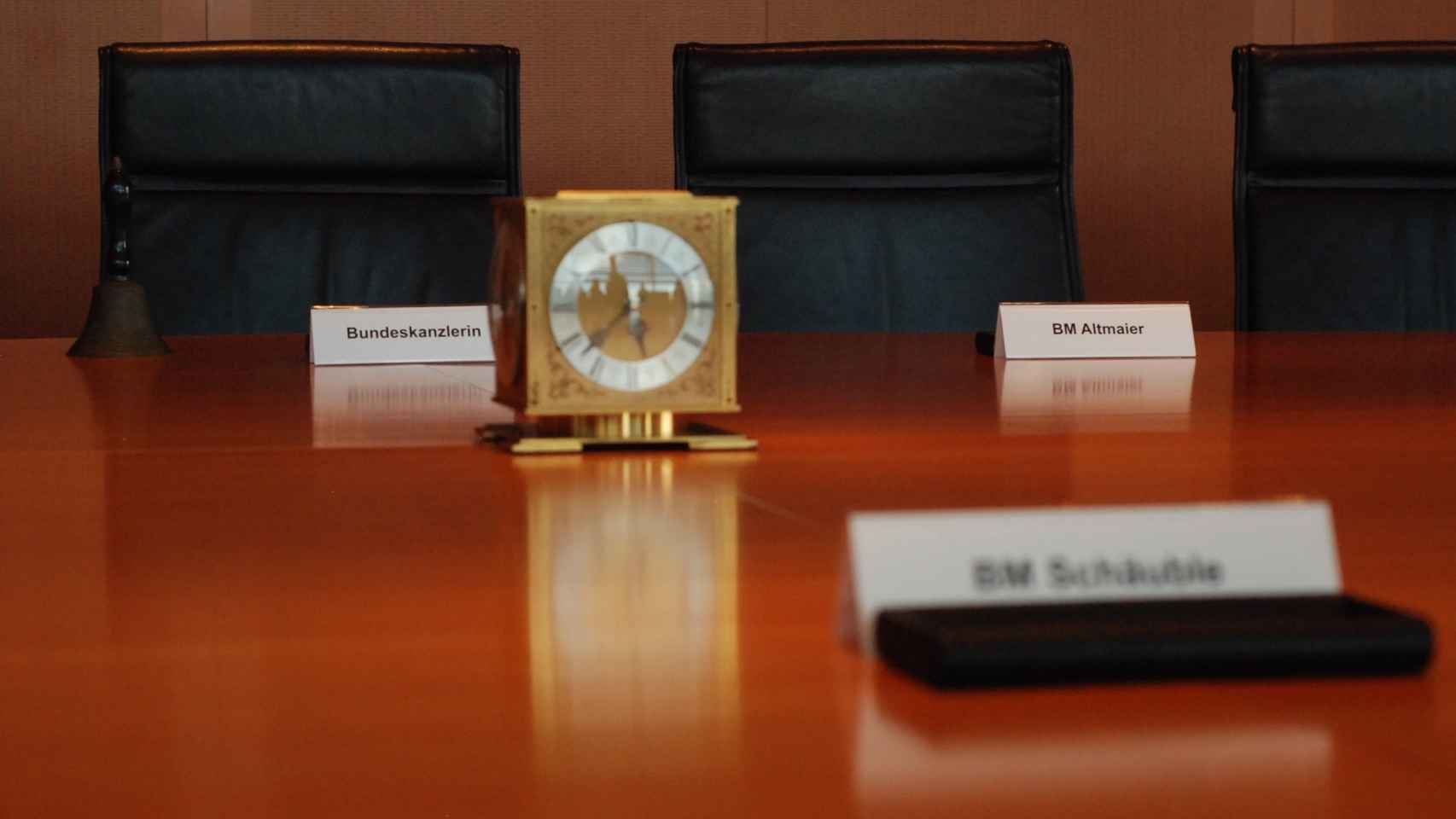 En la sala donde se reúne el gabinete, un reloj de cuatro caras marca el ritmo.
