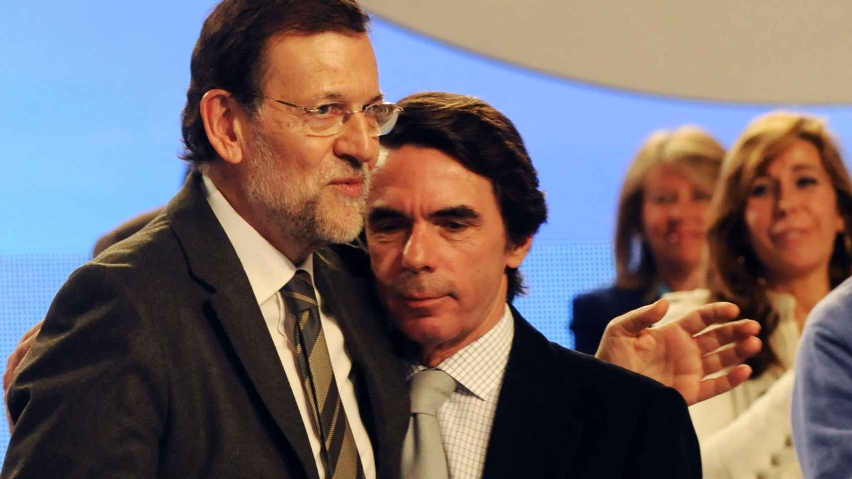 El abrazo del oso, o Aznar y Rajoy.
