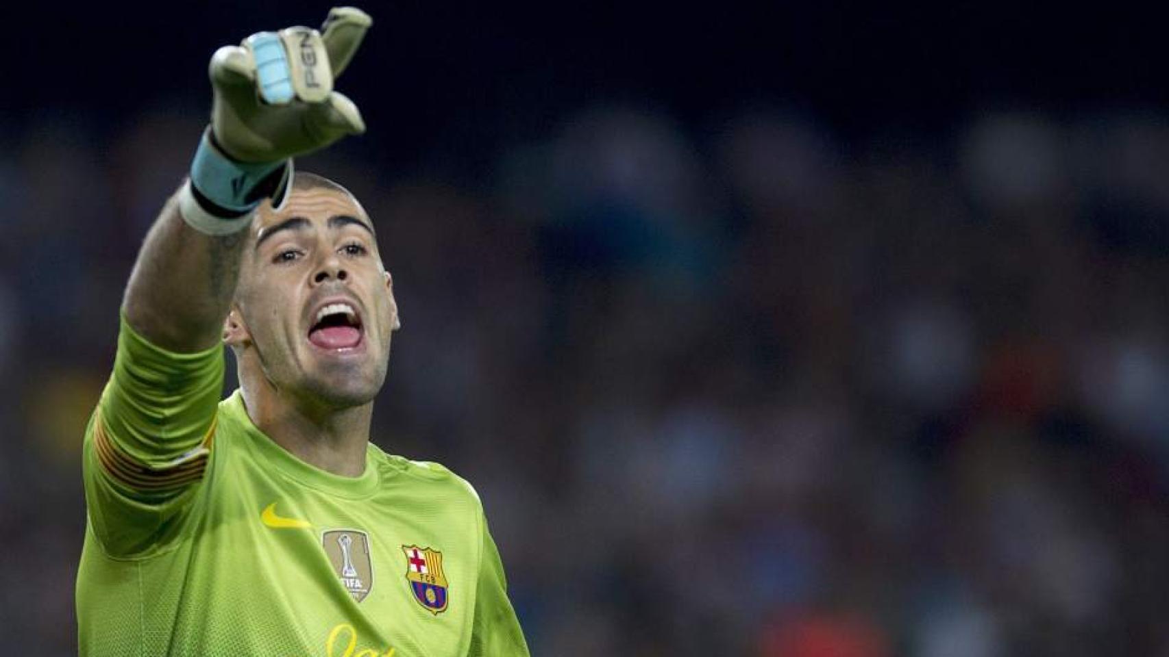 Víctor Valdés durante un encuentro con el Barça.