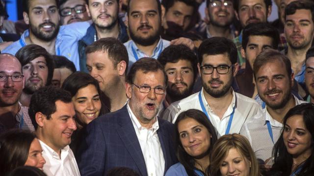 El líder del PP acompañado por jóvenes militantes.