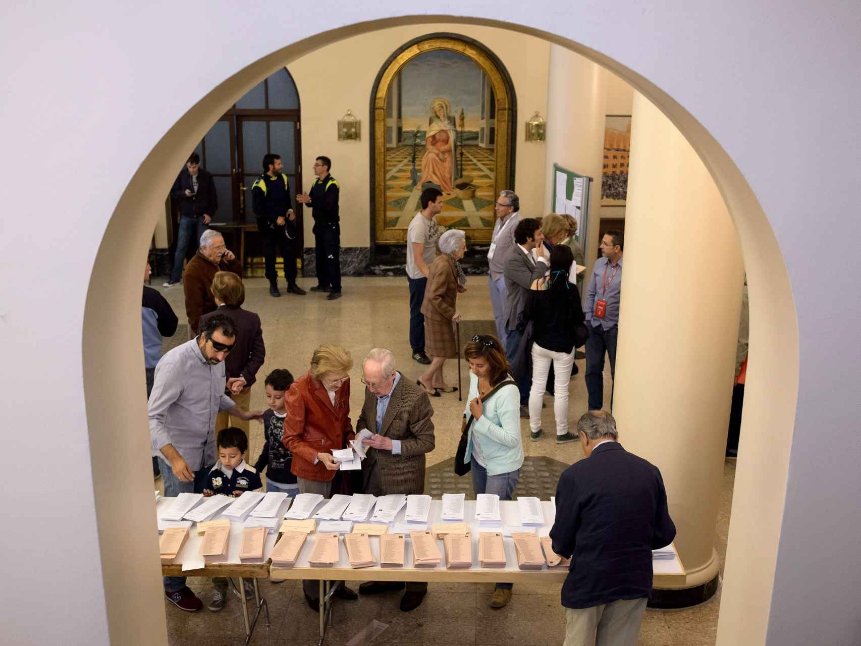 Ciudadanos votando en el colegio del Sagrado Corazón de Rosales en Madrid.