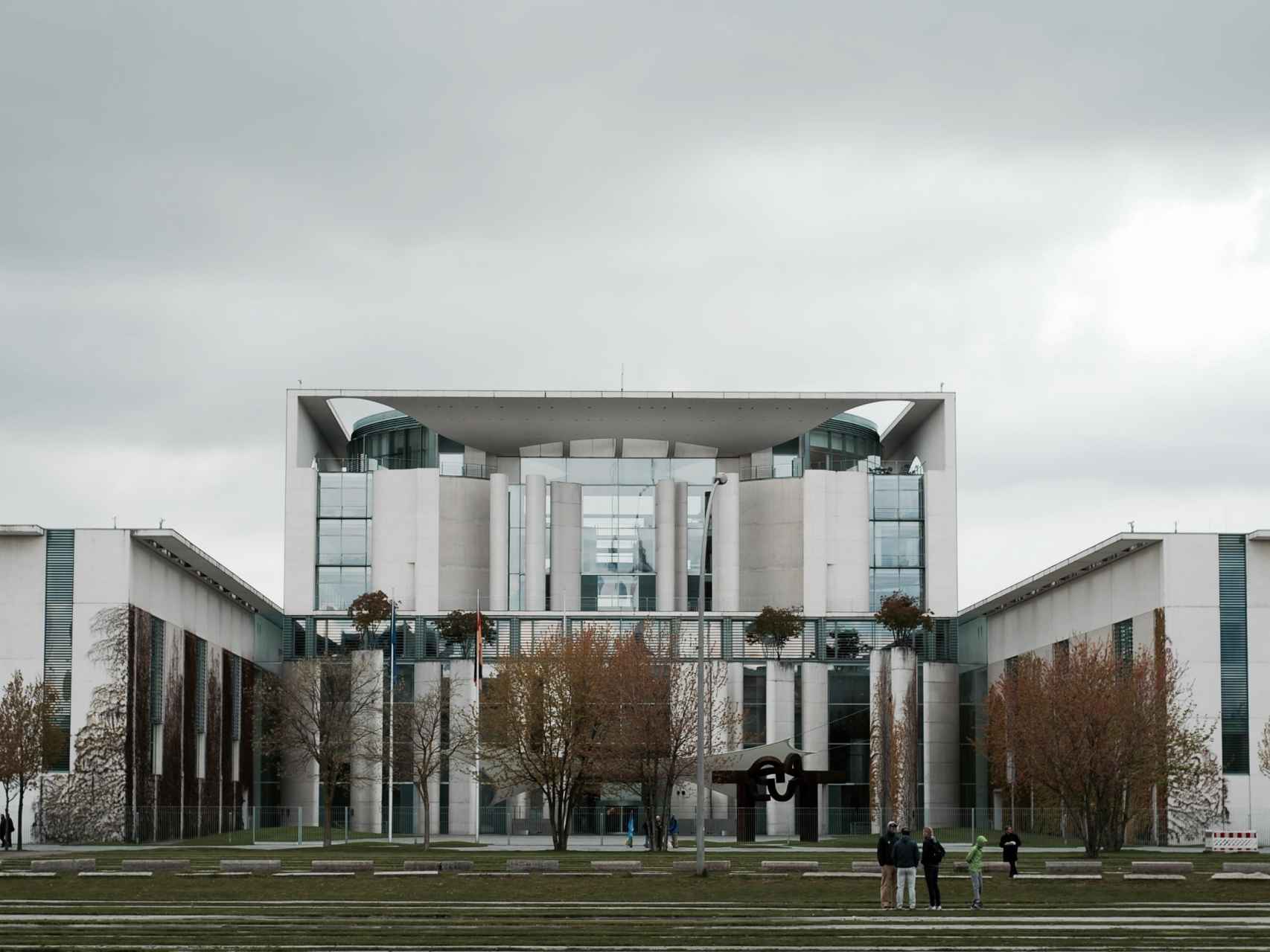 La sede de la cancillería alemana se encuentra frente al Parlamento.
