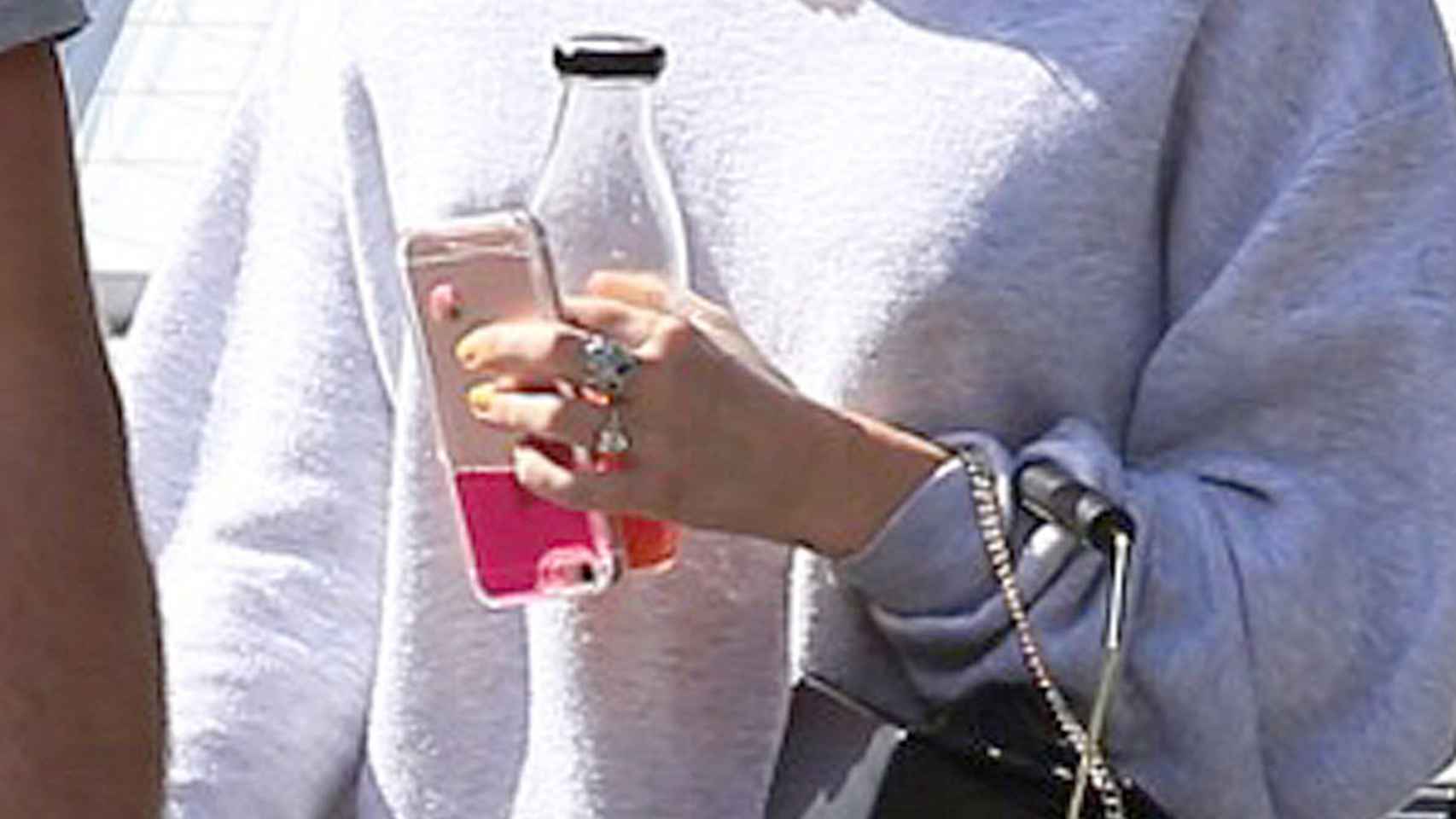 Miley y su inseparable móvil y botella de líquido rosa
