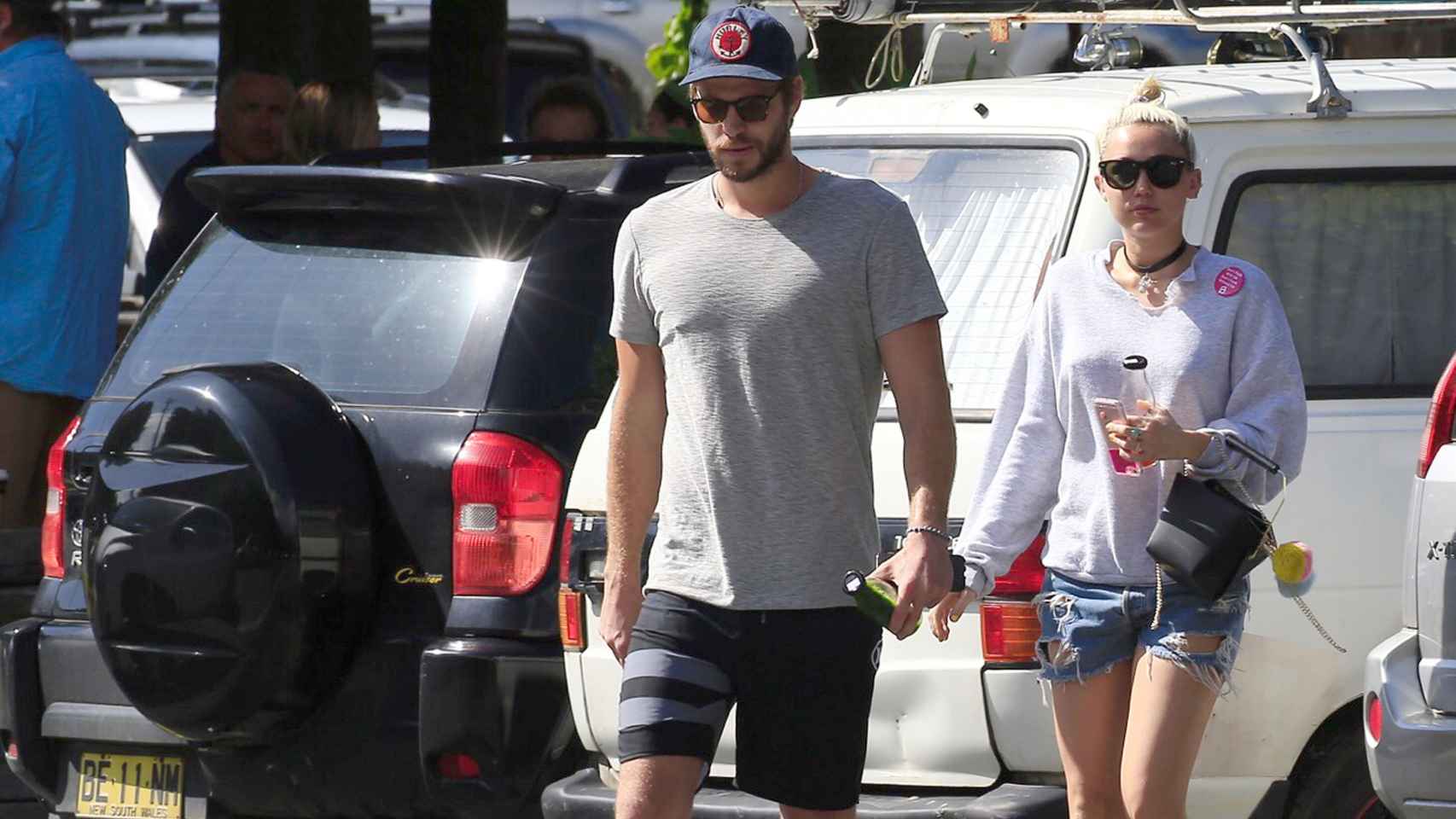 La cantante y actriz Miley Cyrus y el actor Liam Hemsworth por las calles de Byron