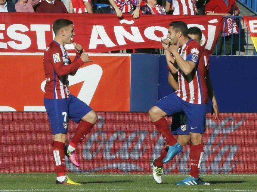 Griezmann y Koke celebra su gol ante el Rayo.