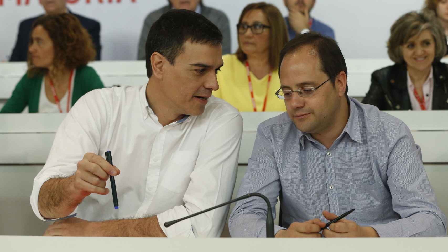 El líder socialista, junto a César Luena durante la reunión.