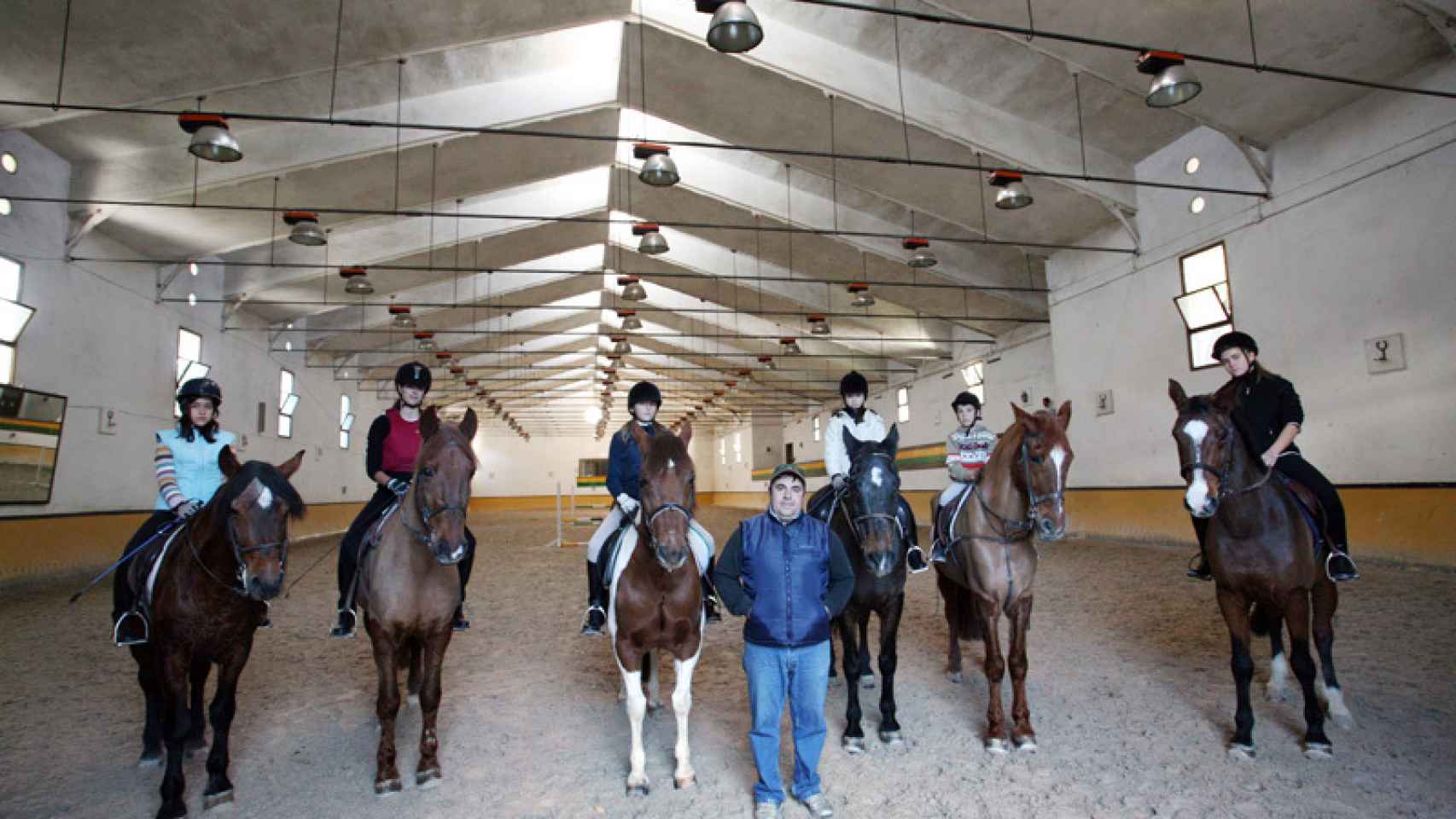 Margarita Vargas enseña a sus hijos a montar a caballo en el Club Hípico de Somosaguas
