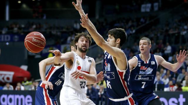 Sergio Llull pasa el balón ante Santi Yusta en el Madrid-Obradoiro.