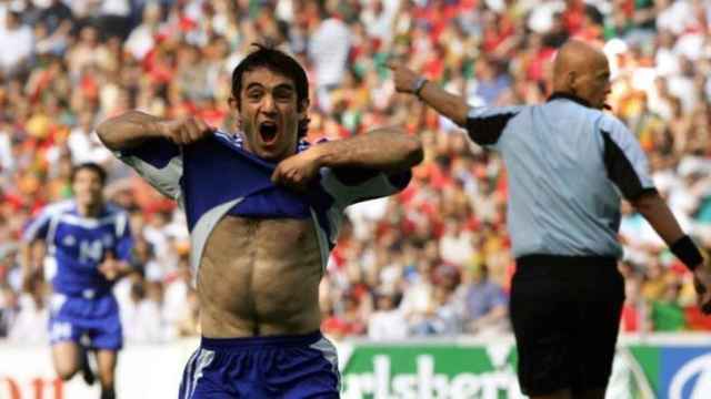 Karagounis celebra un gol con Grecia en la Eurocopa de 2004.