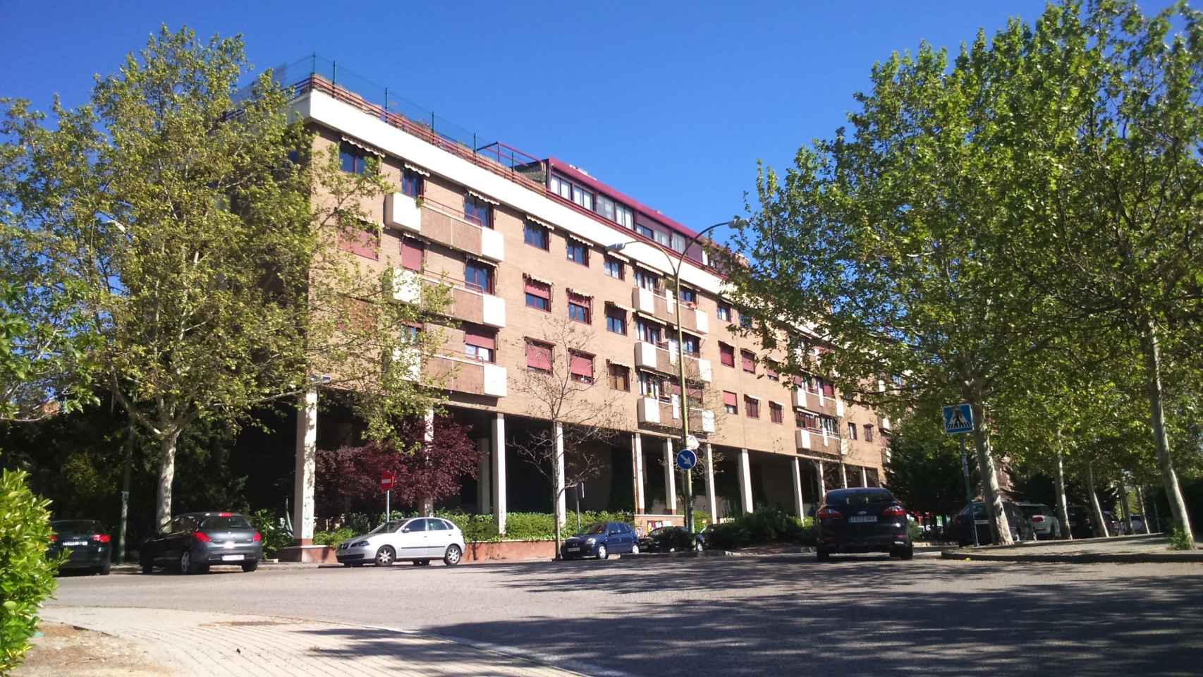 El edificio se erige en el barrio madrileño de Mirasierra.