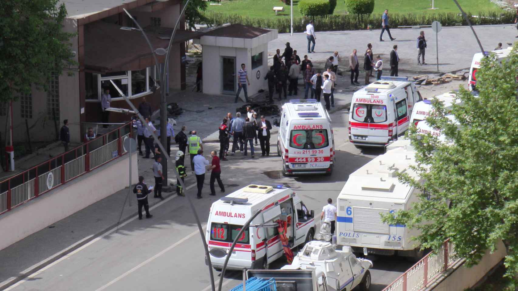 Varias ambulancias, desplegadas en la zona del atentado.