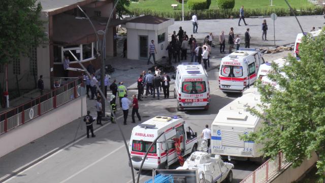 Varias ambulancias, desplegadas en la zona del atentado.