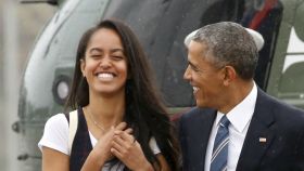 Malia Obama, junto a su padre.