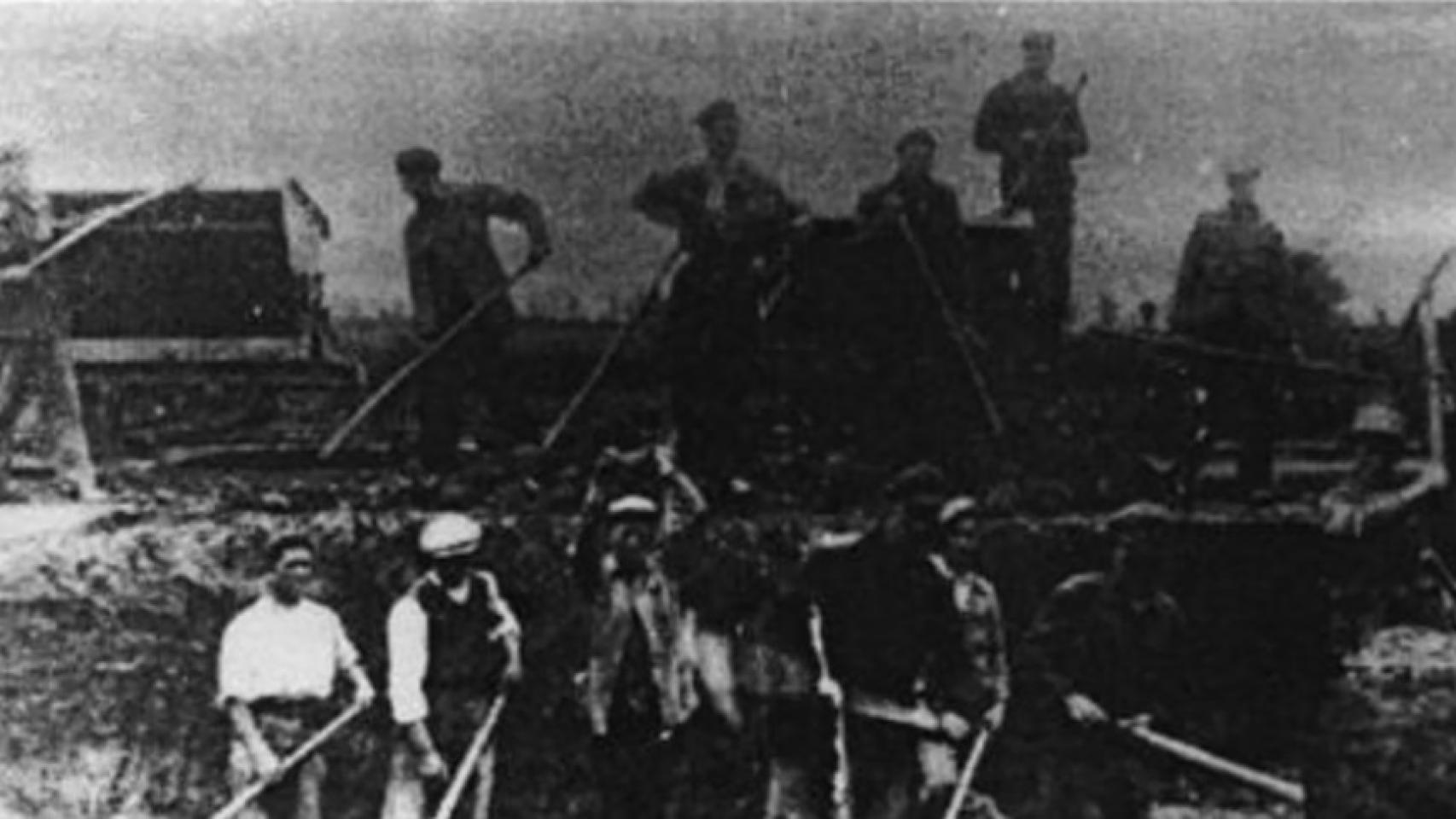 Trabajadores españoles republicanos forzados en el campo de concentración.