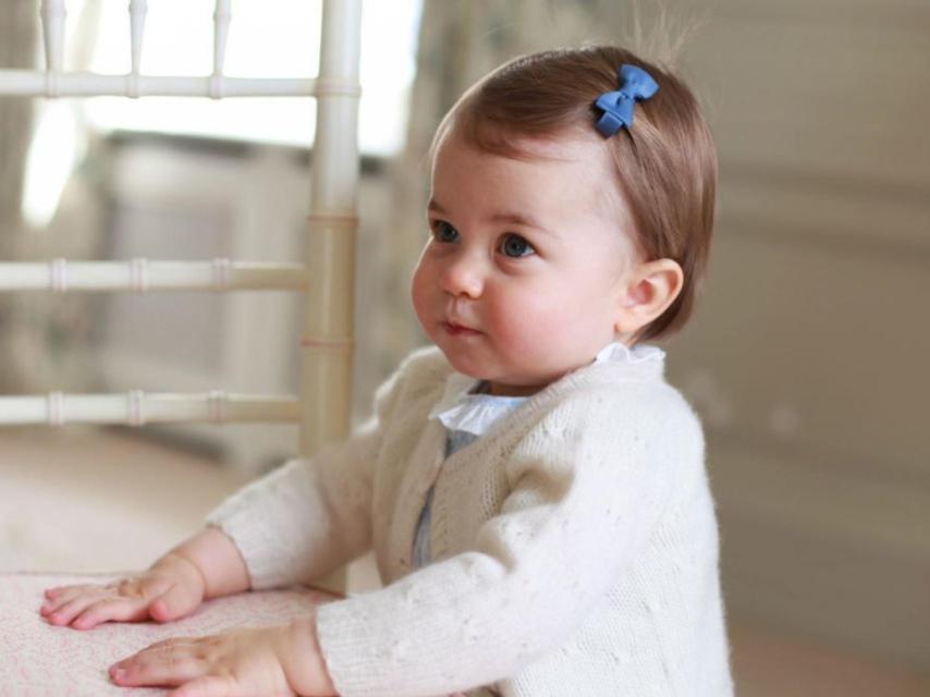 Imagen de la princesa Carlota distribuida por la Casa Real británica con motivo de su primer aniversario