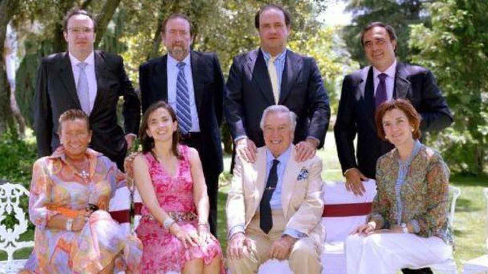 David Álvarez sentado junto a sus hijos: de pie de izda a dcha Emilio, Juan, David, Pablo y Juan Carlos. Sentadas María José, Marta y Elvira