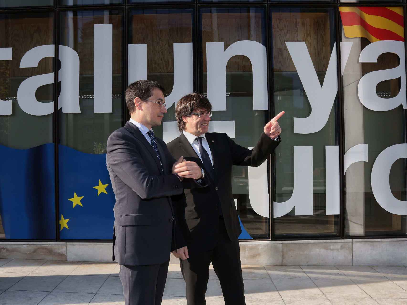 Puigdemont con el representante de la Generalitat ante la UE, Amadeu Altafaj, durante su visita a Bruselas de 2016