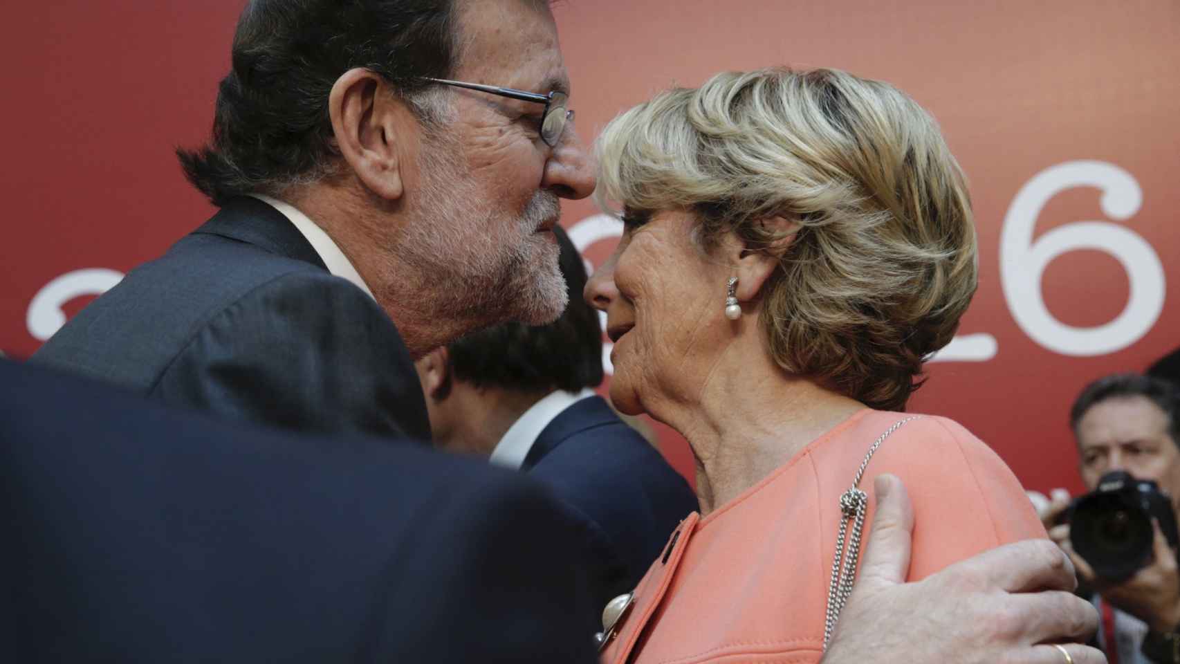 El presidente del Gobierno en funciones, Mariano Rajoy, saluda a la presidenta del PP de Madrid, Esperanza Aguirre