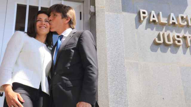 Manuel Díaz y su mujer el pasado jueves a su salida del juzgado