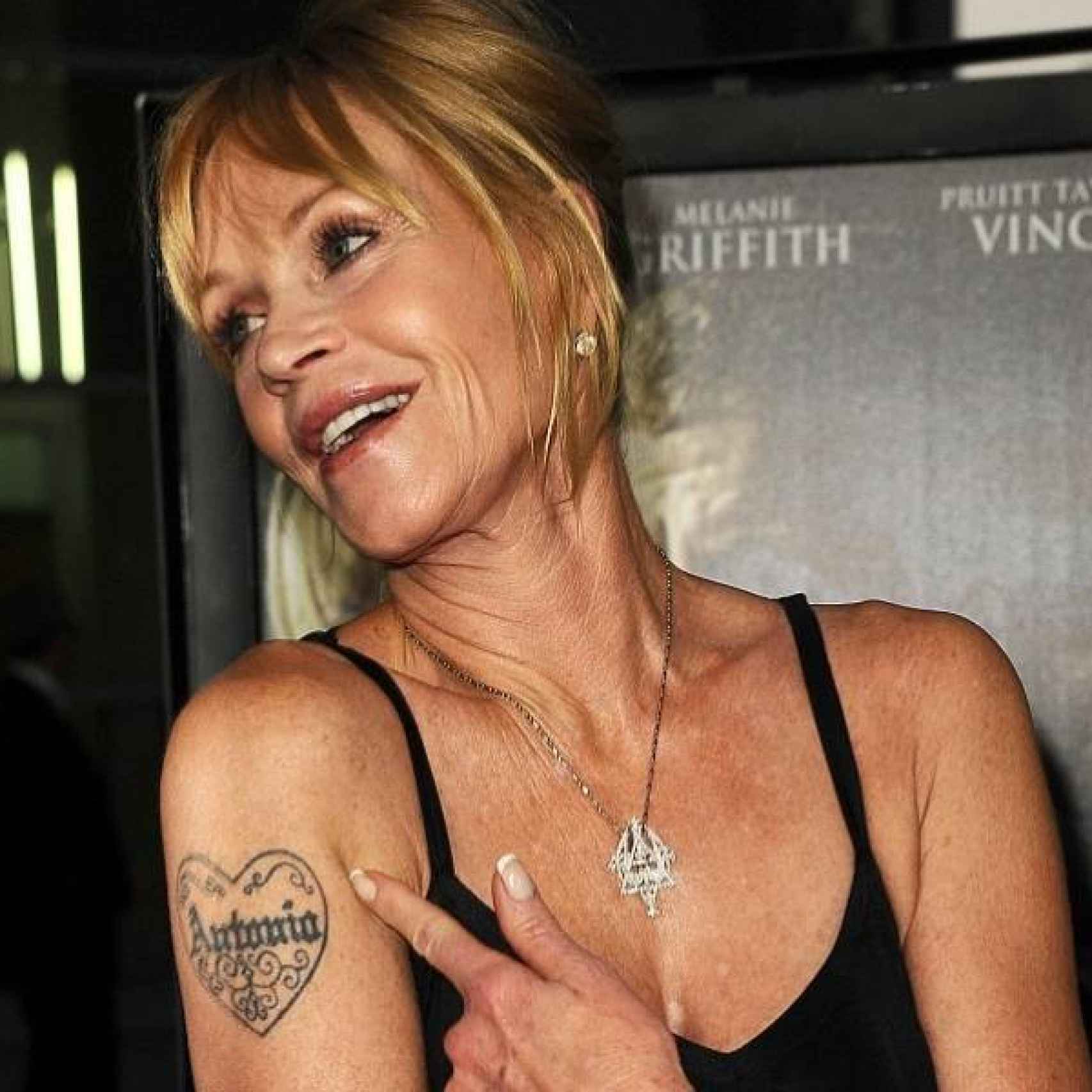 Melanie Griffith mostrando su tatuaje de Antonio Banderas