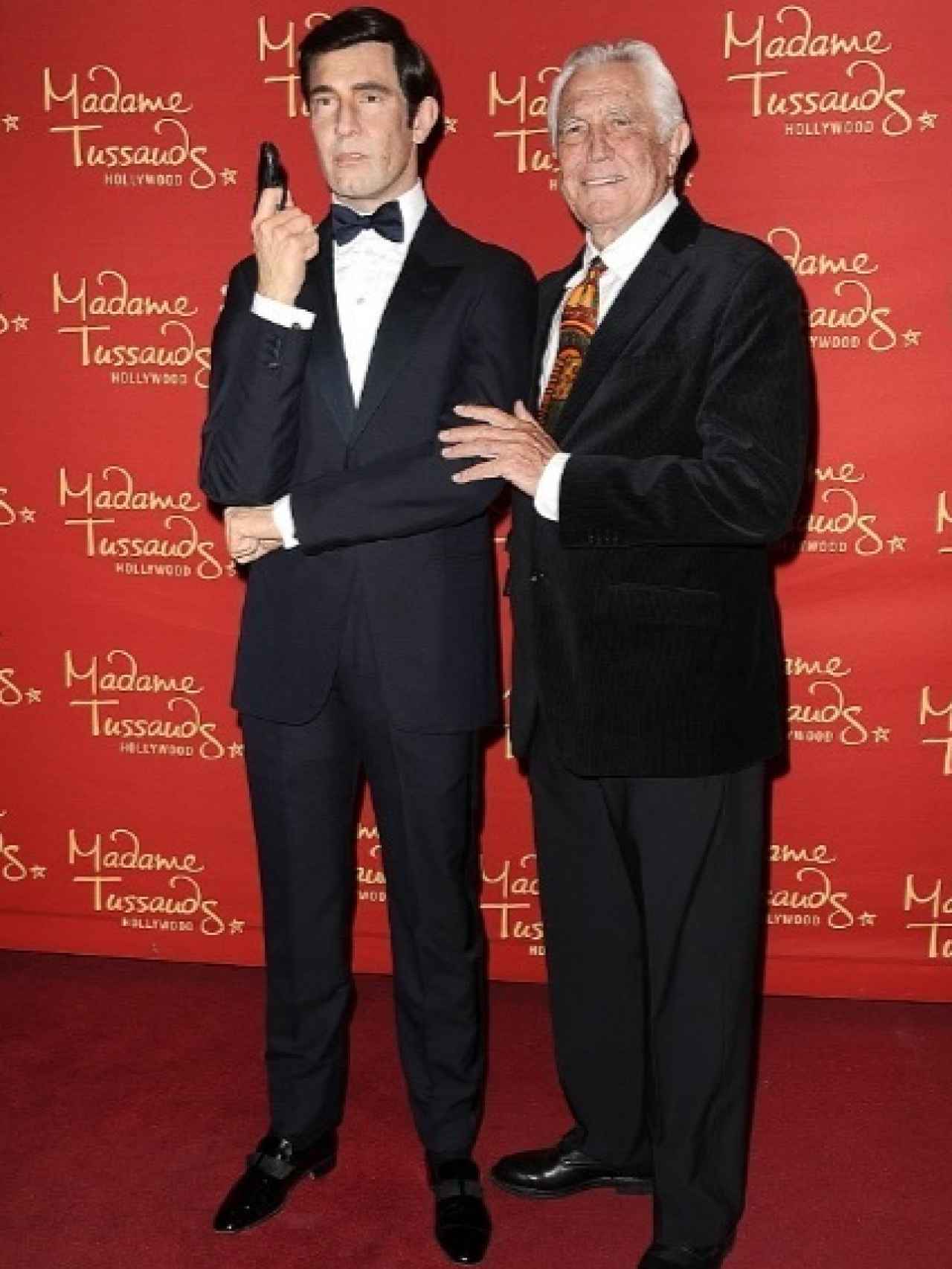 George Lazenby con su figura de James Bond en el museo Madame Tussauds
