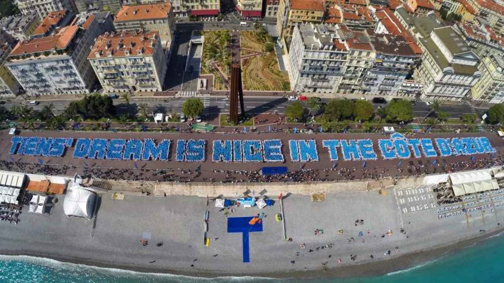 Momento del récord de los empleados de Tiens el pasado año en Niza.