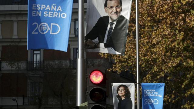 Carteles electorales de Rajoy y Sáenz de Santamaría en las calles madrileñas