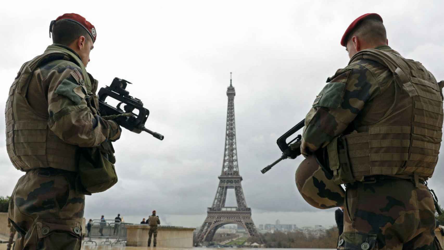 Militares franceses patrullando frente a la torre Eiffel de París.