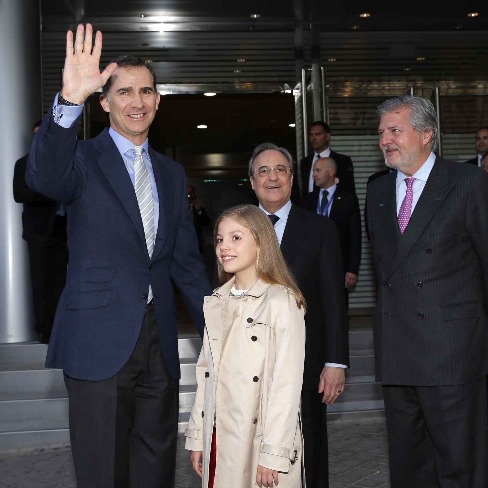 El Rey Felipe VI y su hija la infanta Sofía son recibidos por el Presidente del Club a la entrada del palco