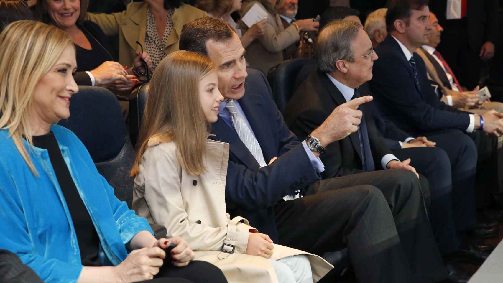 Cristina Cifuentes, la infanta Sofía, Felipe VI y Florentino Pérez en el palco del Bernabéu