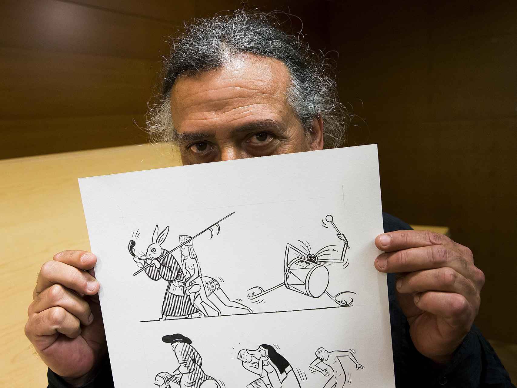 El dibujante Max muestra una de las páginas originales del cómic.