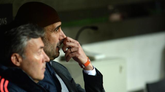 Guardiola, cabizbajo en el banquillo del Bayer.