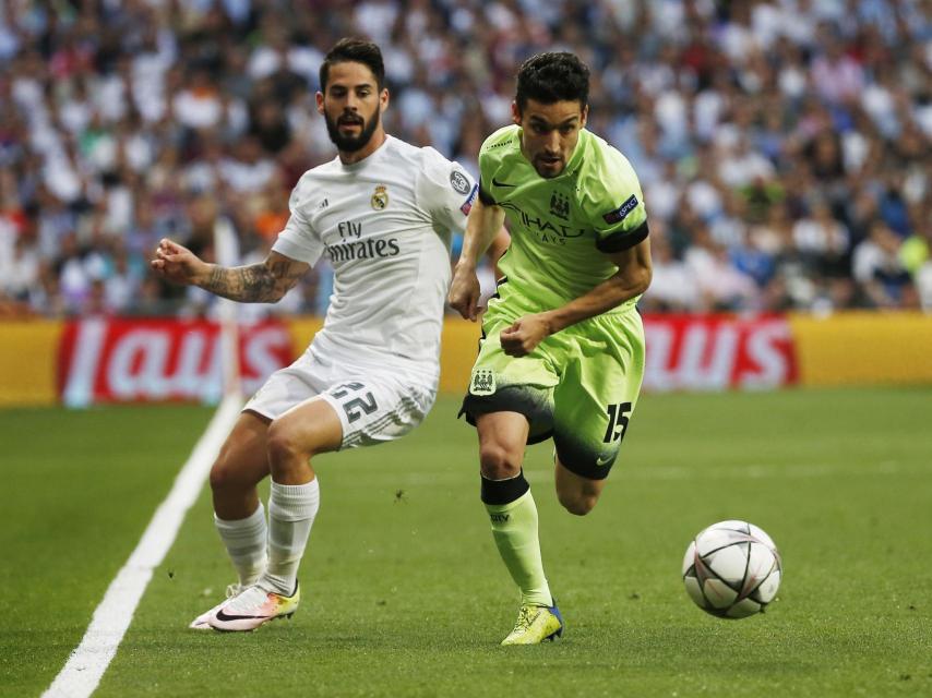 Isco pelea una pelota con Jesús Navas en las semifinales de la Champions.