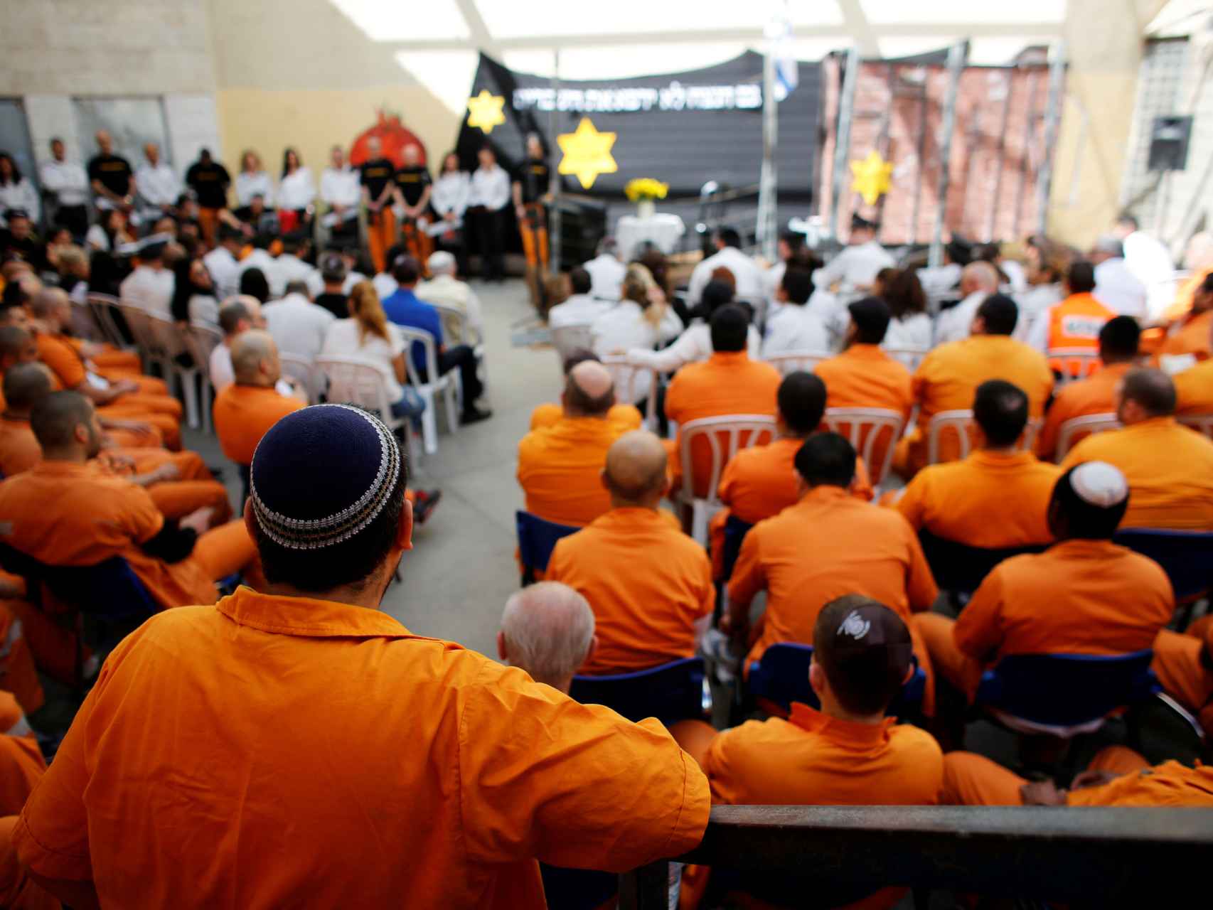 Internos de la prisión Rimonim (Israel) participan en una ceremonia conmemorativa del Holocausto.