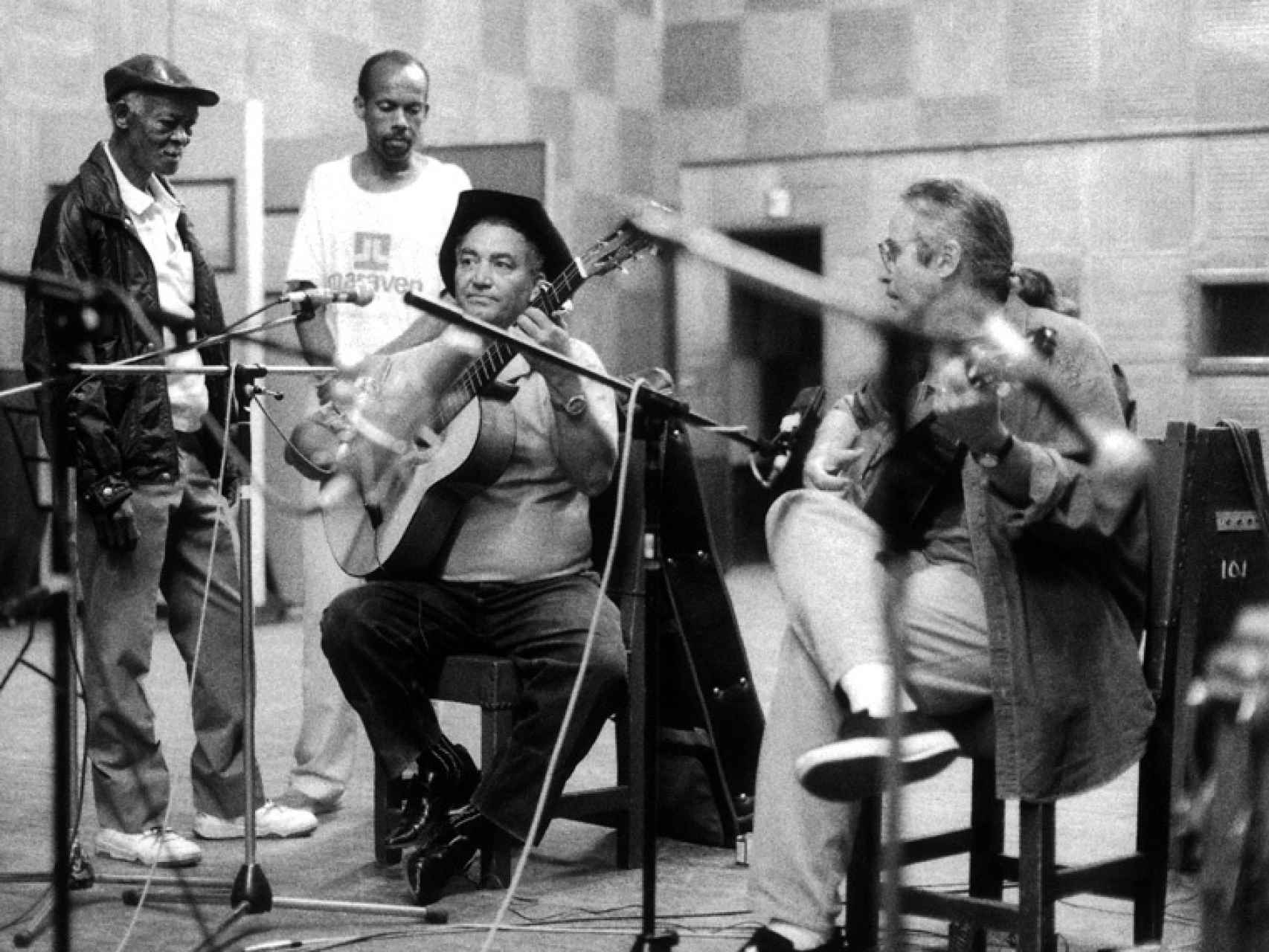 Ibrahim Ferrer, Eliades ochoa y Ry Cooder en La Habana, 1997