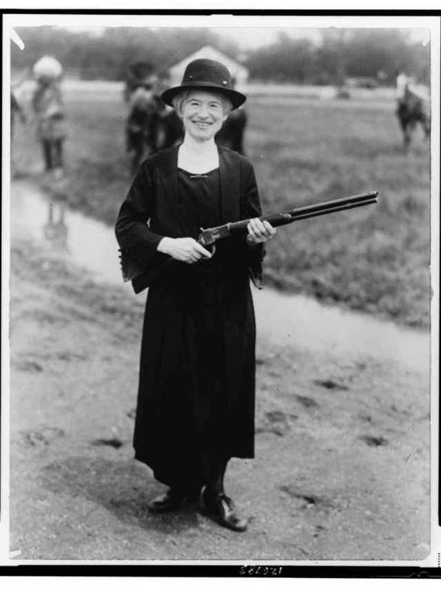 Annie Oakley en 1922, con un arma que le regaló Buffalo Bill (Biblioteca del Congreso).
