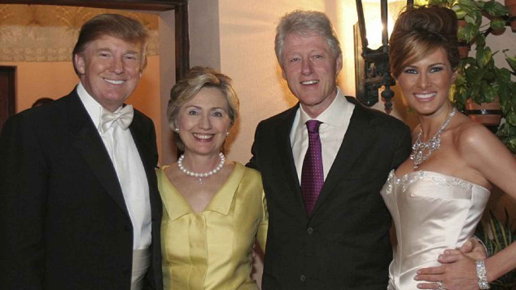 Donald y Melania Trump posan en su boda con Hillary y Bill Clinton