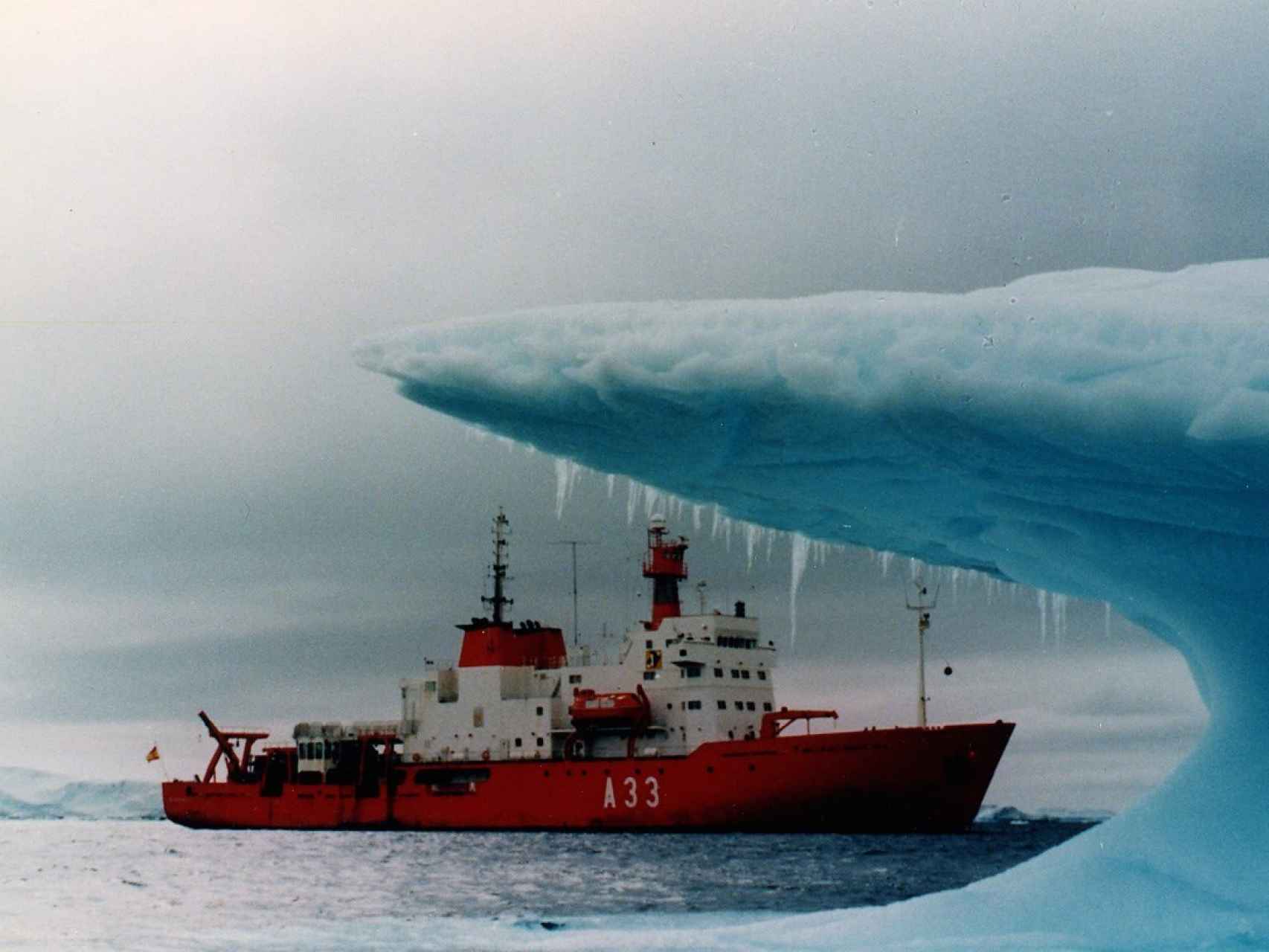 El buque Hespérides, en aguas de la Antártida.