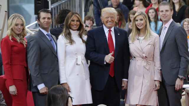 Tiffany, Melania e Ivanka Trump flanquean al patriarca de la familia