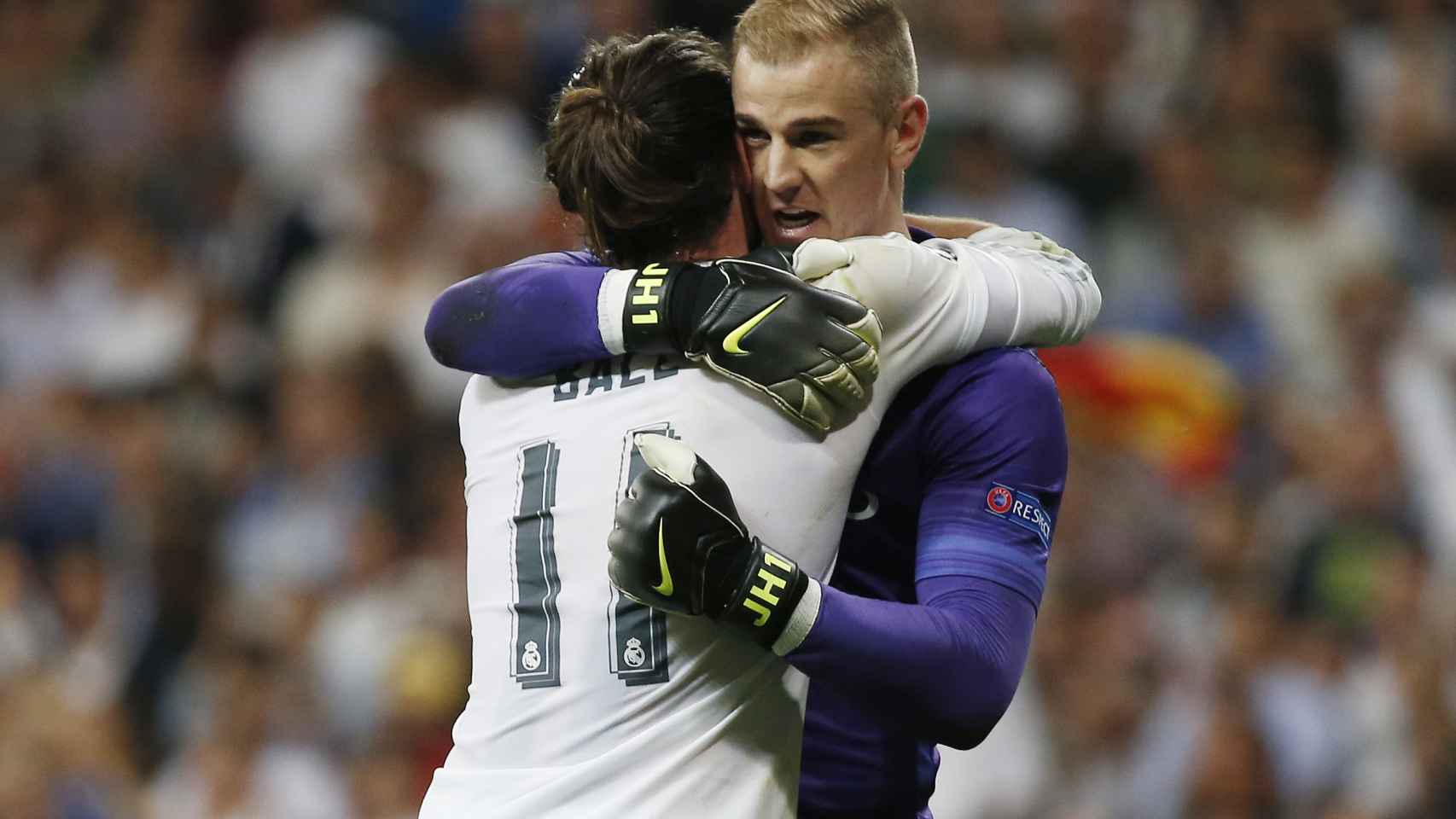 Bale consuela a Hart tras el partido.